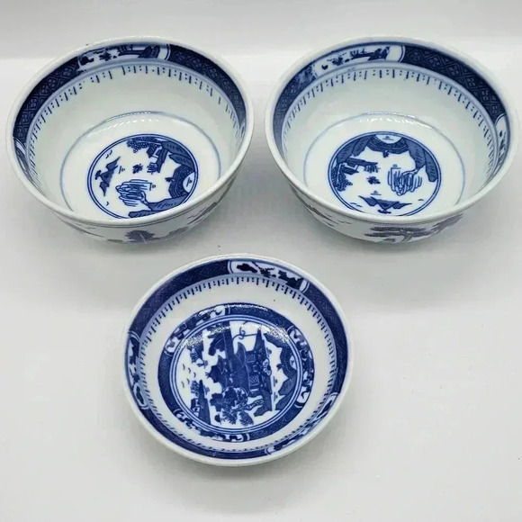 Beautiful! Set Of Three  Blue & White Oriental Dipping Bowls & One Sauce Bowl - Picture 1 of 11